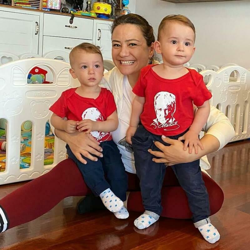 Raidījuma vadītāja Ezgi Sertel jaunā poza ar saviem dvīņu bērniem!