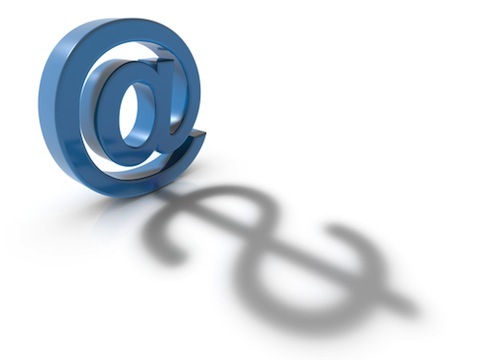 e-komercijas koncepcija e-pasta adreses simbols un dolāra simbols kopā