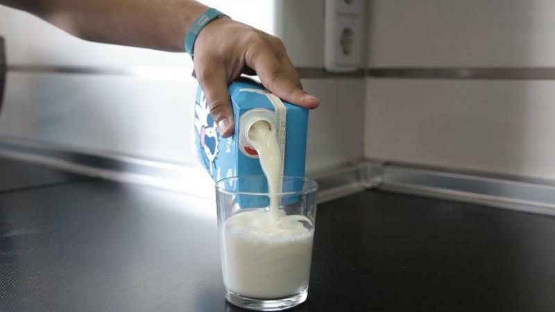 Kā izvairīties no šļakatām, ielejot pienu