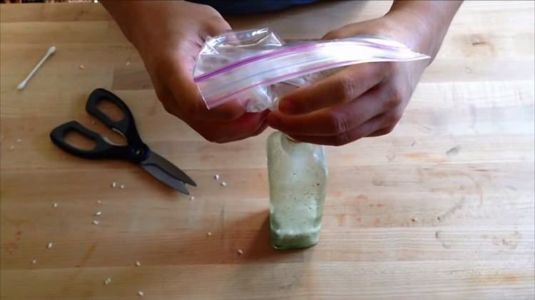 Kā visērtāk iztīrīt šauru mutes stikla pudeli? Vienkāršākā metode šauru pudeļu tīrīšanai!