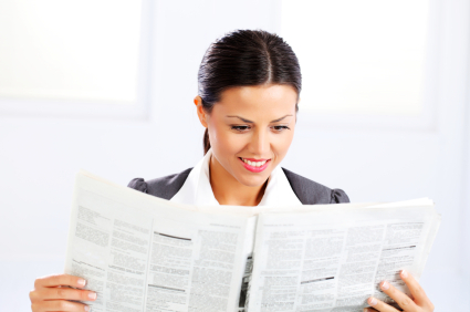 lietišķa sieviete lasa avīzi