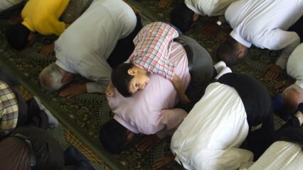 Vai bērni jāved uz tarawih lūgšanu?