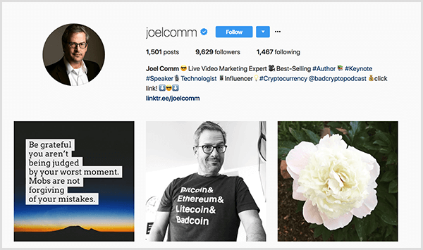 Džoela Koma Instagram profilā viņš redzams baltā apkaklīšu kreklā un melnā jakā ar brillēm. Viņa profila aprakstā teikts, ka viņš ir tiešraides video mārketinga eksperts un vislabāk pārdotais autors, kā arī pieminēts The Bad Crypto Podcast. Trīs fotogrāfijās no kreisās uz labo redzams citāts krēslas ainavā, Džoels t-kreklā, kurā uzskaitītas dažādas kriptovalūtas, un balta peonija. Citāts saka, ka esi pateicīgs, ka tevi nenosaka pēc sliktākā brīža. Mobs nepiedod jūsu kļūdas.