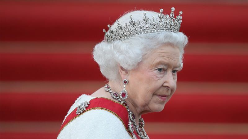 Karaliene Elizabete, 93 gadi, pameta pili, baidoties no korona vīrusa!