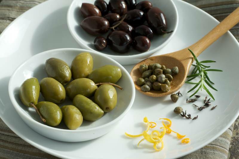 Kā atpazīt viltotas olīvas? Kā olīveļļa iegūst melnu krāsu? Lai aptumšotu olīvu ...