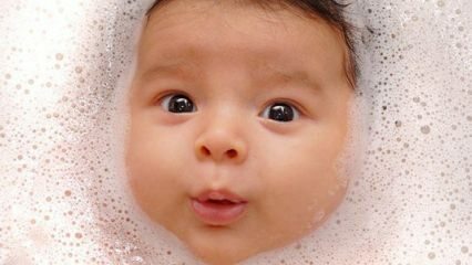 Mazulis peldoties norij ūdeni! Kā ārstniecisko vannu piešķir jaundzimušam bērnam?