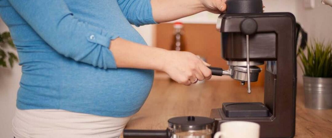 Puse kafijas dienā grūtniecības laikā saīsina bērna augumu par 2 cm