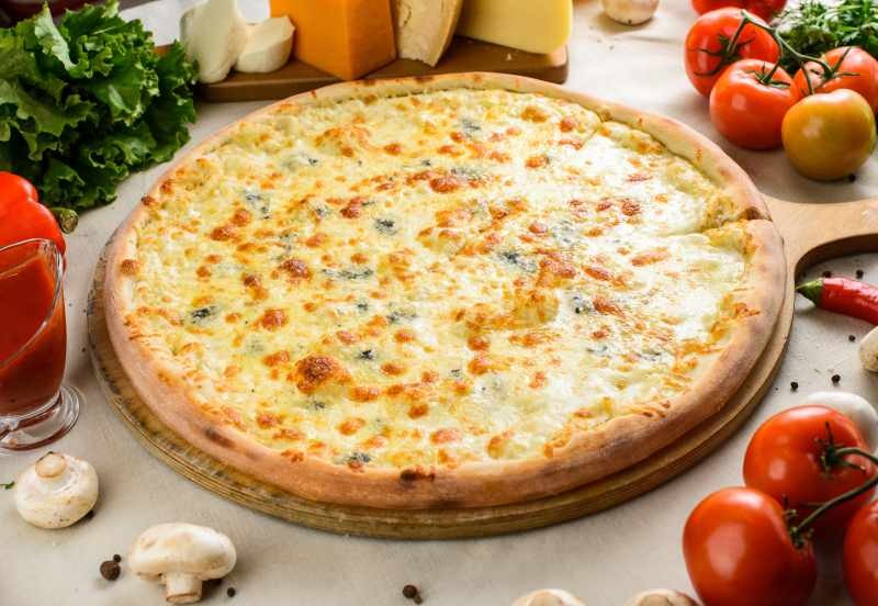 Kā pagatavot četru sieru picu? Vienkāršākais četru siera picu pagatavošana!
