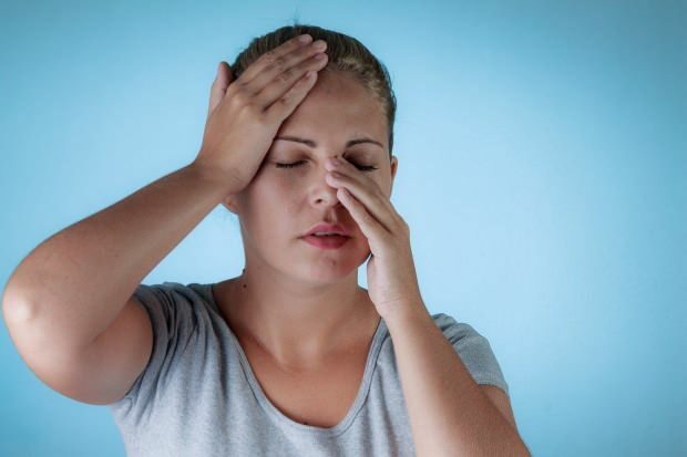 deguna kaulu sāpes var izraisīt galvassāpes, un galvassāpes var izraisīt deguna kaulu sāpes