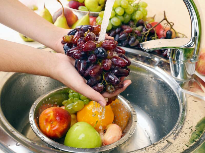 Nomazgājiet dārzeņus un augļus, ko viegli berzē zem ūdens