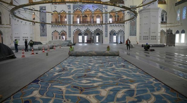 Tika uzklāti Çamlıca mošejas paklāji