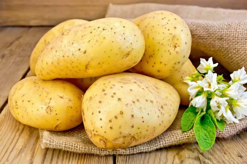 Kāda ir atšķirība starp kartupeļu cepšanu un vārīšanu?
