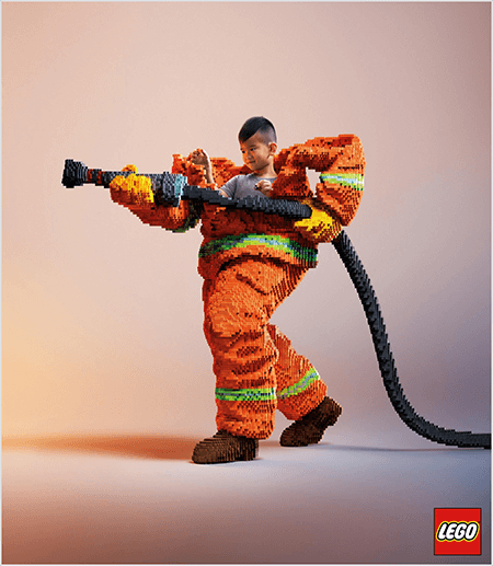 Šis ir fotoattēls no LEGO reklāmas, kurā redzams jauns Āzijas zēns ugunsdzēsēju formas tērpā, kas izgatavots no LEGO. Forma ir oranža ar neona zaļu svītru ap mēteļa un bikšu aprocēm. Ugunsdzēsējs stāv ar vienu kāju aizmugurē un tur uguns šļūteni, arī no lego. Zēna galva parādās ārpus formas tērpa augšdaļas, kas ir daudz lielāka nekā viņš, un apstājas ap pleciem. Fotoattēls tika uzņemts uz vienkārša neitrāla fona. LEGO logotips parādās sarkanā lodziņā apakšējā labajā stūrī. Talija Volfa saka, ka LEGO ir lielisks zīmola piemērs, kas reklāmā izmanto emocijas.