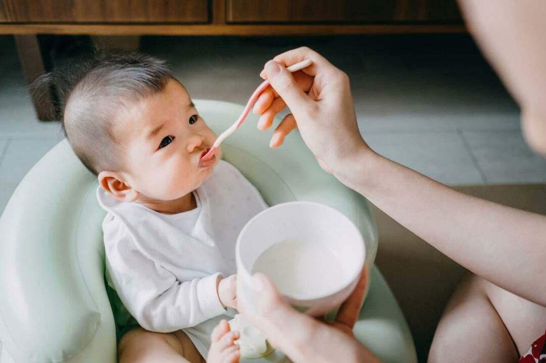 barojot bērnu ar jogurtu
