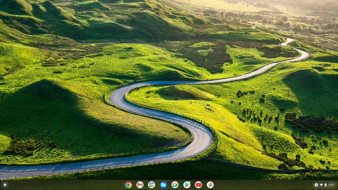 Tīrs Chromebook datora sākuma ekrāns