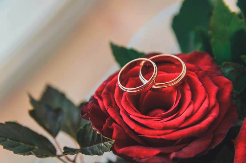 Kāpēc laulības gredzens tiek nēsāts uz kreisā pirksta
