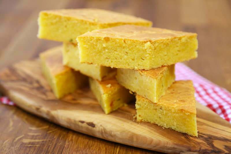 Kā visvieglāk pagatavot kukurūzas maizi ar sieru? Padomi kukurūzas maizei ar sieru