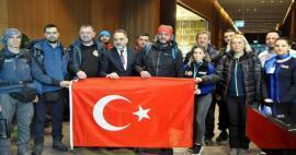 Ārvalstu meklēšanas un glābšanas komandu uzslavas vārdi turkiem: viņi dienām ilgi gulēja uz ielas!