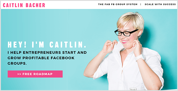 Keitlinas Bekheras vietnē ir zilganzaļš fons ar fotogrāfiju, kurā Keitlina uzvelk krekla apkakli. Melnajā tekstā teikts: Hei, es esmu Keitlina, un es palīdzu uzņēmējiem sākt un augt rentablās Facebook grupās.