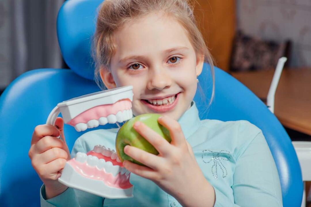 Kādai jābūt zobu aprūpei bērniem, kas iet skolā?