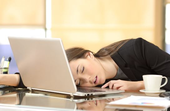 pēkšņi miega uzbrukumi darba vidē var izraisīt pārmērīgu miega slimību