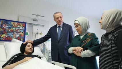Prezidents Erdogans un viņa sieva Emine Erdogana tikās ar katastrofas bērniem