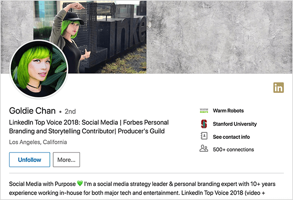 Šis ir Goldie Chan's LinkedIn profila ekrānuzņēmums. Viņa ir Āzijas sieviete ar zaļiem matiem. Profila fotoattēlā viņa ir ģērbusies, ir melna kakla kaklarota un melns krekls. Viņas vārdnīcā teikts: “LinkedIn Top Voice 2018: Social Media | Forbes personīgā zīmola un stāstnieku līdzautors Ražotāju ģilde ”