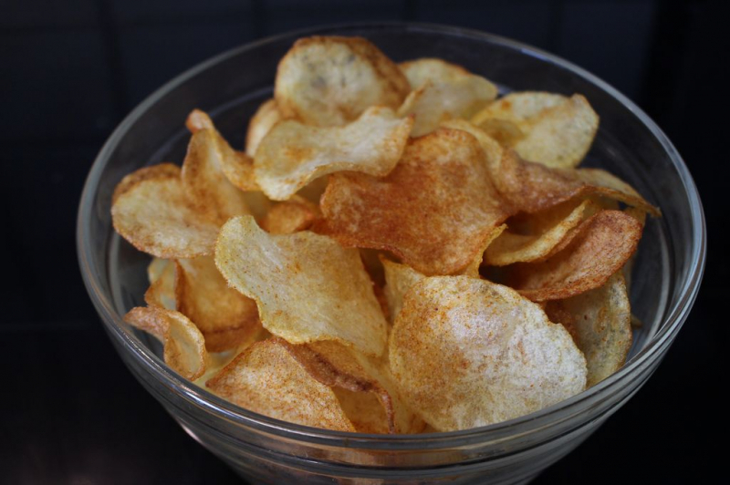 Kā pagatavot kartupeļu čipsus mājās? Kāda ir veselīgu čipsu recepte? Triku, kā pagatavot mikroshēmas mājās
