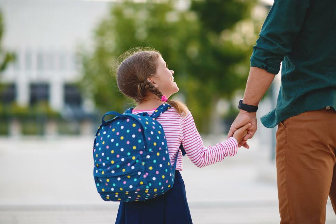 Kā jāizturas pret bērniem pirmajā skolas dienā?