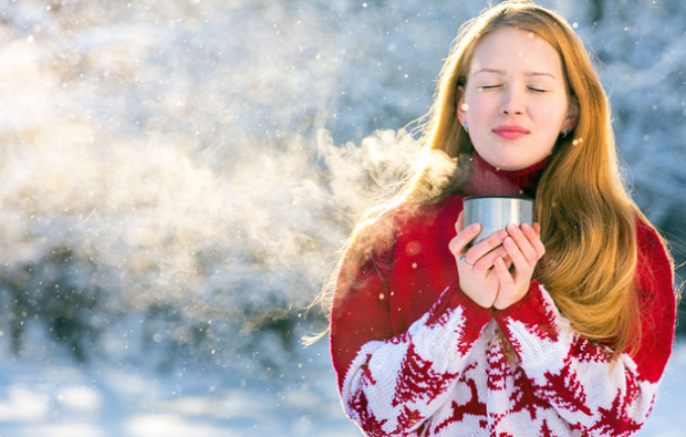 Nelietojiet karstu dzērienu ziemā slimības dēļ