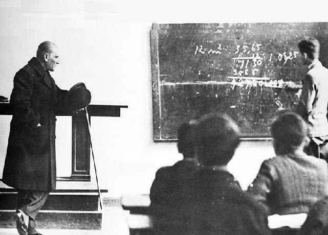 Galvenais skolotājs Mustafa Kemals Ataturks