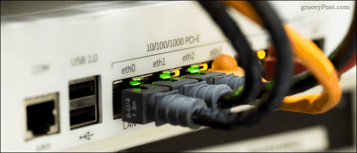 Ethernet kabeļi ir pievienoti tīkla slēdzim