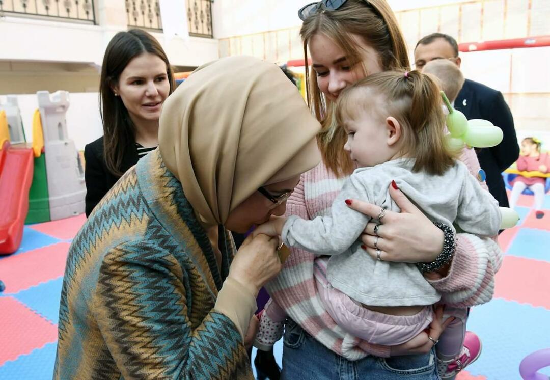 Emine Erdogan tikās ar ukraiņu bāreņu bērniem