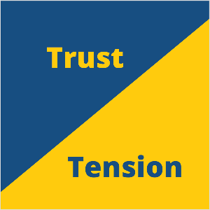 Šī ir kvadrātveida ilustrācija Setam Godinam uzticēšanās un spriedzes mārketinga koncepcijai. Kvadrāts ir zils trīsstūris augšējā kreisajā stūrī un dzeltens trīsstūris apakšējā labajā stūrī. Zilā trīsstūrī dzeltenā tekstā ir uzraksts Uzticēšanās Dzeltenajā trīsstūrī zilā tekstā ir teikts Spriegums.