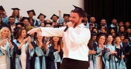 Sinan Akçıl vējš Egejas jūrā! Slavenā dziedātāja dalījās priekā par jaunajiem absolventiem
