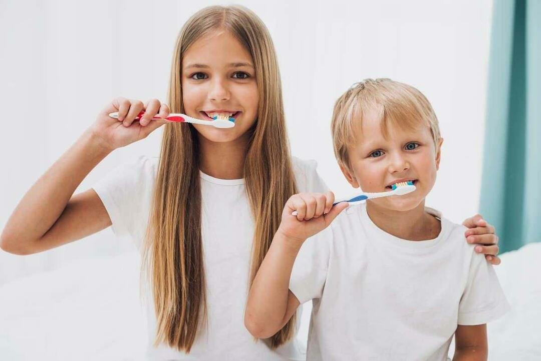 Kad bērniem jāsaņem zobārstniecības aprūpe? Kādai jābūt zobu aprūpei bērniem, kas iet skolā?