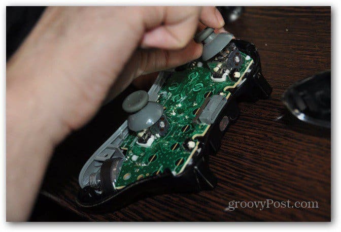 Mainiet Xbox 360 kontroliera analogos sīktēlus, noņemot vecās nūjas