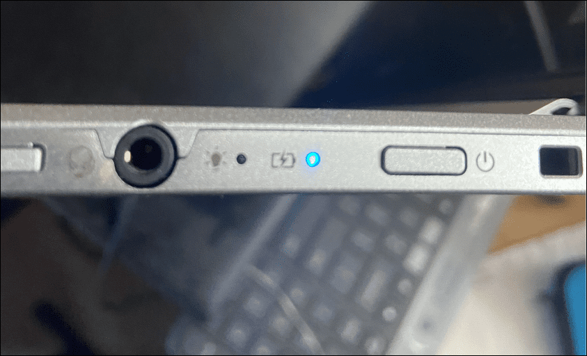 barošanas pogas sānos salabojiet Chromebook melno ekrānu