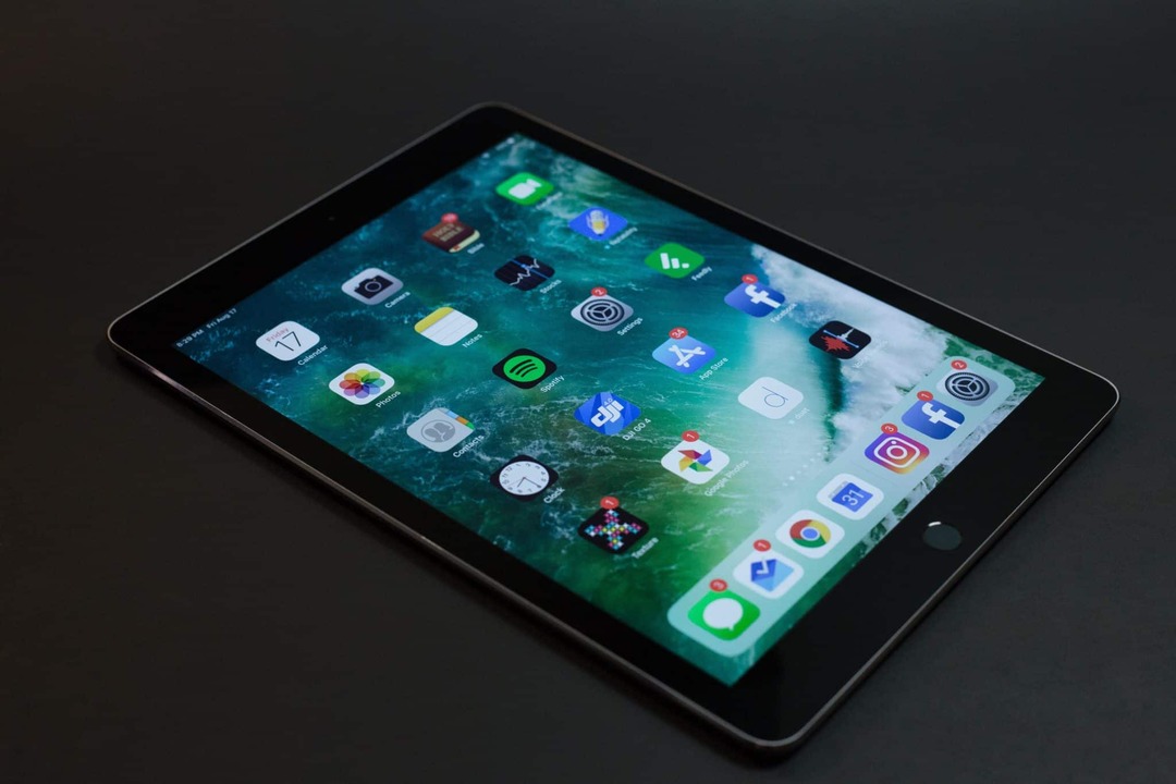 iPad uz melna galda