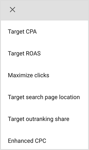 Šis ir Google Ads mērķauditorijas atlases iespēju izvēlnes ekrānuzņēmums. Iespējas ir Mērķa MPI, Mērķa RTA, Klikšķu skaita maksimāla palielināšana, Mērķa meklēšanas lapas atrašanās vieta, Mērķa pārsolīšanas daļa, Uzlabotā MPK. Maiks Rodess saka, ka viedās mērķauditorijas atlases iespējas programmā Google Ads izmanto mākslīgo intelektu, lai atrastu cilvēkus ar pareizu nolūku jūsu reklāmai.