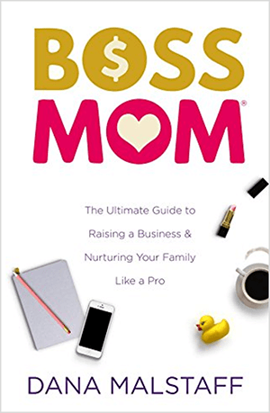 Šis ir Dana Malstaff grāmatas vāka ekrānuzņēmums, kas paredzēts Boss Mom: The Ultimate Guide to Business Raising Business & Nursuring Your Family Like a Pro. Vārdi nosaukumā parādās attiecīgi dzeltenā un rozā krāsā. Dolāra zīme parādās O iekšpusē ar vārdu Boss. Sirdī Mamma O iekšpusē parādās sirds. Vākam ir balts fons, un piezīmju bloks, iPhone, gumijas pīle, kafijas tase un atvērta rozā lūpu krāsas caurule ir sakārtoti zem nosaukuma un etiķetes.
