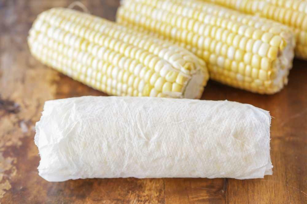 Kā vārīt kukurūzu mikroviļņu krāsnī