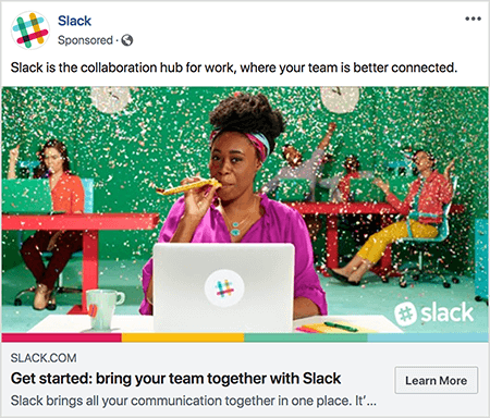 Šis ir Slack Facebook reklāmas ekrānuzņēmums. Reklāmas tekstā teikts: “Slack ir sadarbības centrs darbam, kur jūsu komanda ir labāk savienota.” Reklāmas attēlā melna sieviete sēž pie rakstāmgalda ar pelēku klēpjdatoru. Viņas mati ir īsi un aizturēti ar krāsainu galvas saiti. Viņa valkā fuschia blūzi un tirkīza kaklarotu, un viņa pūš caur dzeltenu trokšņa radītāju. Fonā citi cilvēki sēž pie rakstāmgaldiem un valkā krāsainus apģērbus. Birojs ir nokrāsots koši zaļā krāsā, un no griestiem krīt konfeti. Talija Volfa iesaka savās reklāmās izmantot šādus fotoattēlus, kuros redzamas neapstrādātas emocijas.