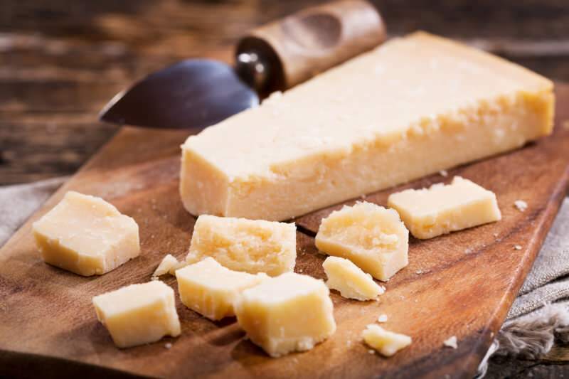 Kas ir Parmezāna siers un kā tas tiek gatavots? Kādus ēdienus lieto kopā ar parmezāna sieru?