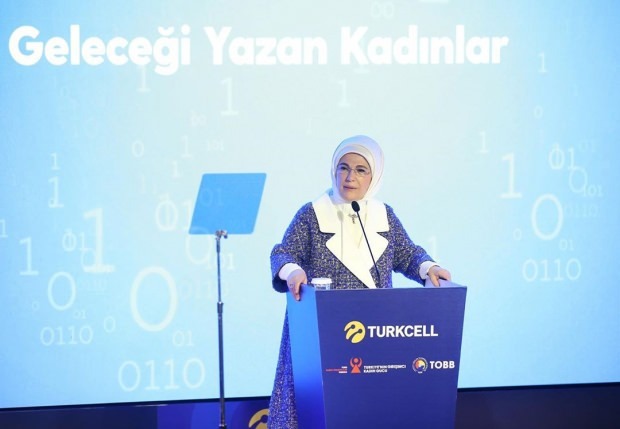 Balvas sievietēm, kuras raksta nākotni no pirmās lēdijas Erdoganas