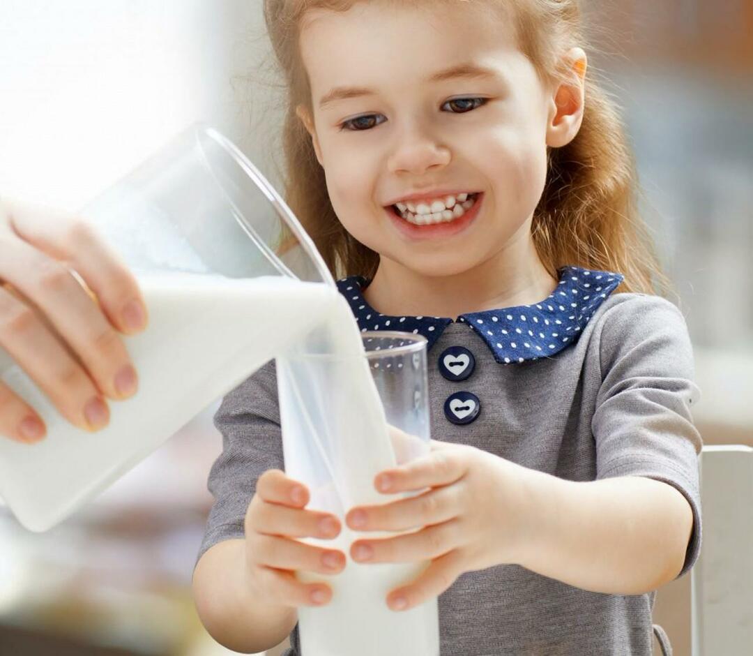 bērns dzer pienu