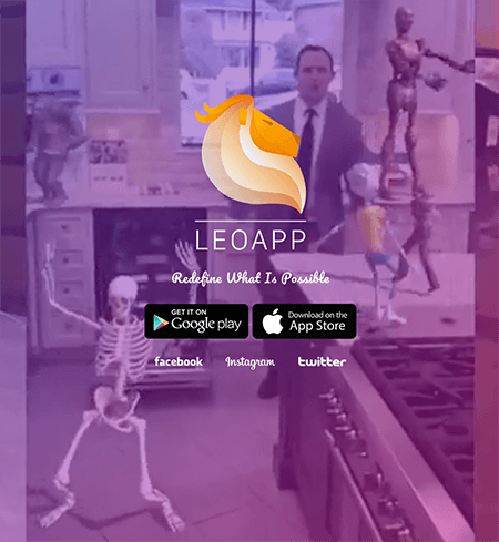 Šis ir Leo AR lietotnes mājas lapas ekrānuzņēmums. Fonā ir violets nokrāsa, un tajā redzams vīrietis, kurš dejo savā virtuvē ar animētu skeletu, animētu bērnu dzeltenā kreklā un šortos un animētu android. Centrā ir lietotnes nosaukums un pogas, lai atrastu lietotni pakalpojumā Google Play un App Store.