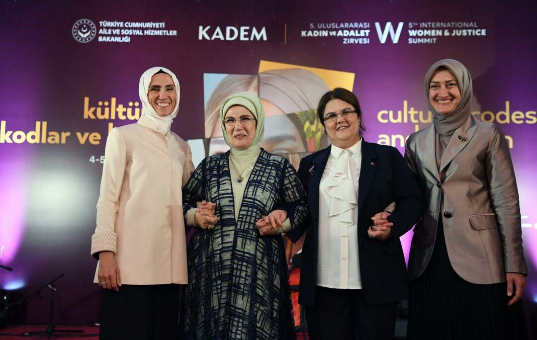 Pirmā lēdija Erdoana tikās ar Alžīrijas nacionālās solidaritātes, ģimenes un sieviešu statusa ministru Kautaru Krikou.