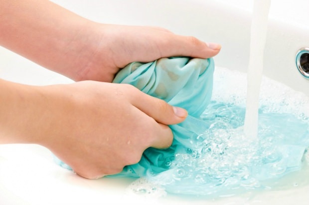 Kā notīrīt krāsainas veļas traipu?