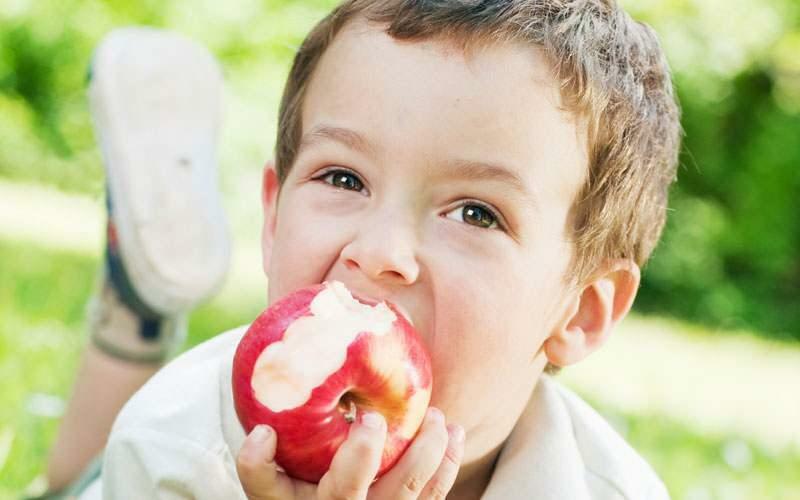Svaigu augļu un dārzeņu patēriņš bērnu zobu veselībai